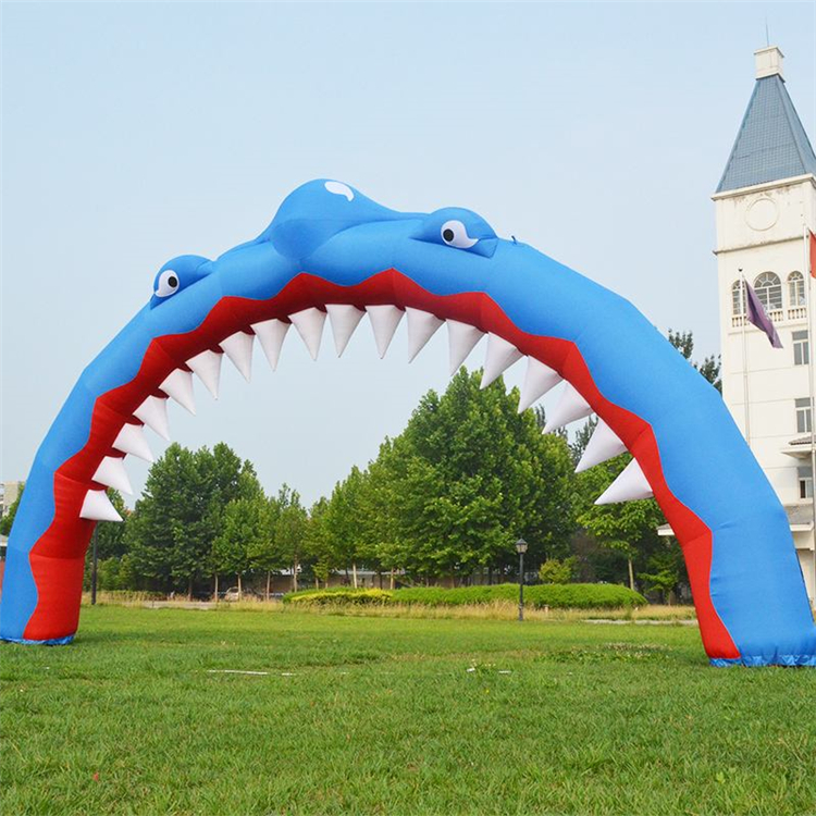 城中鲨鱼广告拱门